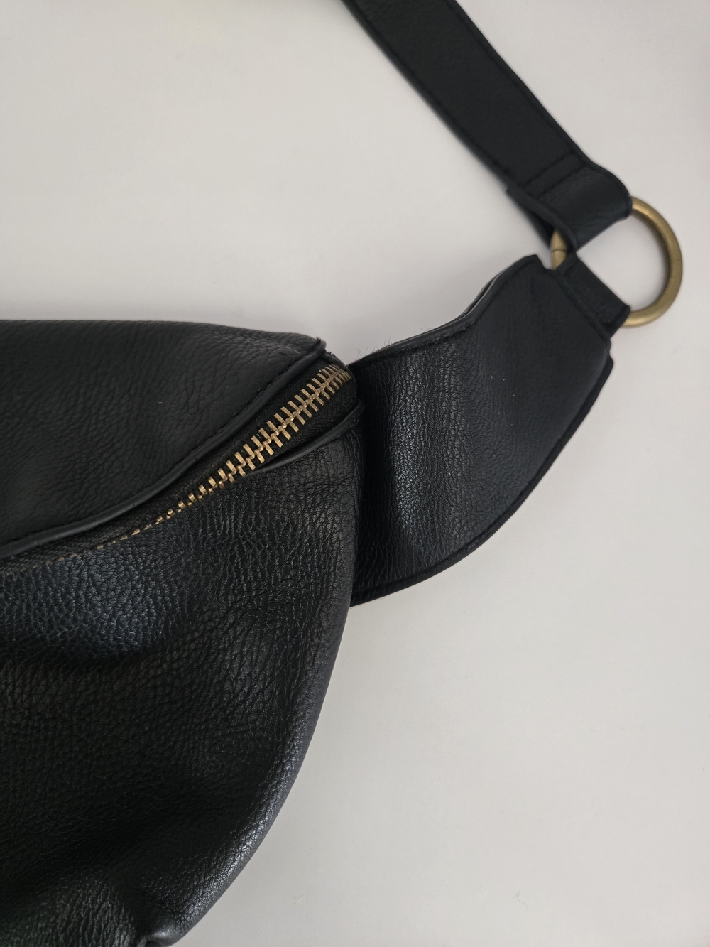 Universal Threads Black Leather Belt Bag - Sleek Hands-Free Crossbody - Picture 3 of 8
